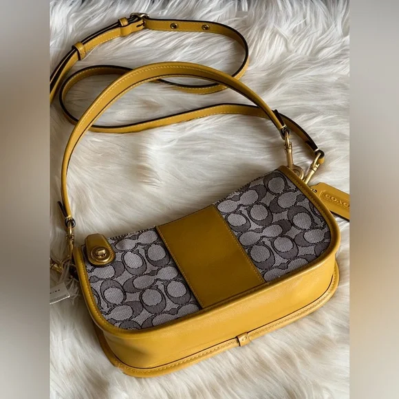 💰SOLD - CD678 - Coach Swinger in Signature Jacquard - Picture 5 of 11